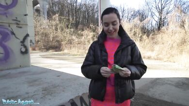 Public Agent – Mladá španielska brunetka s pevnými prsiami zvedená na verejnosti k orálnemu sexu a sexu pod holým nebom
