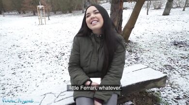 Španielska brunetka ukazuje veľké prirodzené prsia v snehu