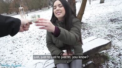 Španielska brunetka ukazuje veľké prirodzené prsia v snehu