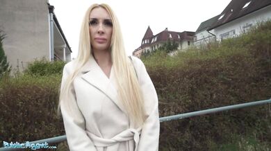 Public Agent – Tetovaná blondínka MILF v POV na psíka a v pozícii cowgirl v pivnici