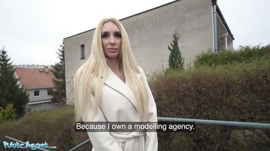 Public Agent – Tetovaná blondínka MILF v POV na psíka a v pozícii cowgirl v pivnici