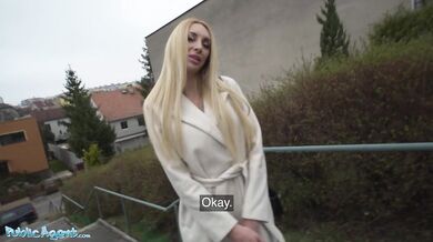 Public Agent – Tetovaná blondínka MILF v POV na psíka a v pozícii cowgirl v pivnici