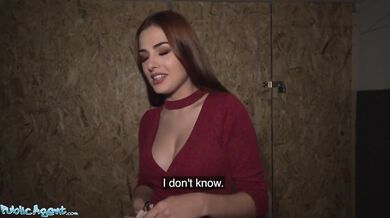 Public Agent Sexy talianska ryšavka Mini Vamp jazdí na veľkom vtáku v pivnici