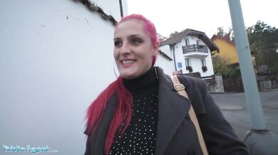 Kráska s krivkami a tetovaním s obrovskými prsiami, ktorú ošukali v pivnici