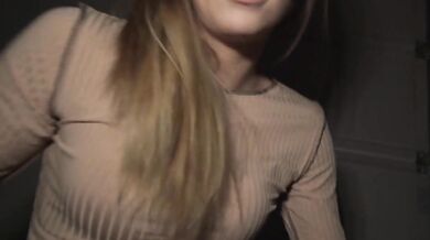 Public Agent Francúzska kočka Alba Lala predvádza svoje malé prsia na ulici