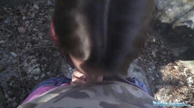 Krásna brunetka s úžasnou postavou šukaná vonku