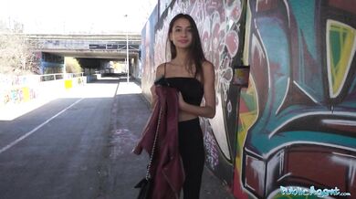Krásna brunetka s úžasnou postavou šukaná vonku