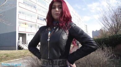 Zablúdená turistka, ryšavá Britka, šukaná v POV v hoteli