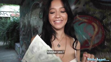 Public Agent Asia Vargas je modelka s dokonalými prirodzenými tvarmi, ktorú treba ošukať