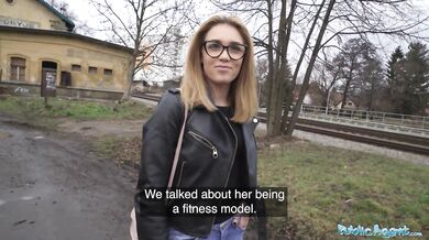 Public Agent – Má len 18, ale vie, ako vyfajčiť a ošukať veľký vták v suteréne