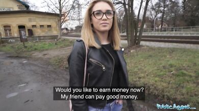 Public Agent – Má len 18, ale vie, ako vyfajčiť a ošukať veľký vták v suteréne