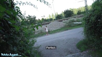 Public Agent: Sexy zlodejka Marina Gold ošukaná v lese