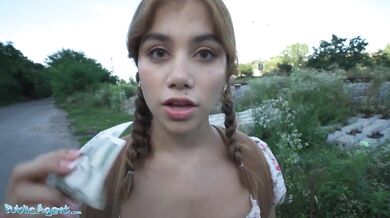 Public Agent: Sexy zlodejka Marina Gold ošukaná v lese