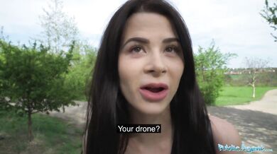 Public Agent Perverzák špehuje kočku, ako čurá, pomocou svojho dronu a potom jej šuká kundičku