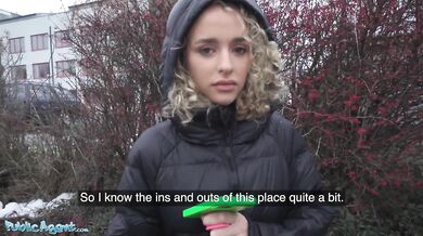 Kudrnatá drobná španielska kočka Geishakyd v polohe na koni s veľkým bielym chlapom