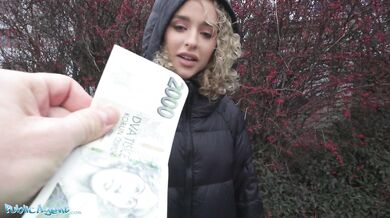 Kudrnatá drobná španielska kočka Geishakyd v polohe na koni s veľkým bielym chlapom