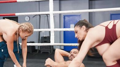 Dve MILFky v trojke bojujú v ringu
