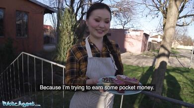 Ázijská kočka Luna Truelove ponúka svoje krémové koláčiky na creampie