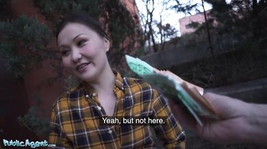 Ázijská kočka Luna Truelove ponúka svoje krémové koláčiky na creampie