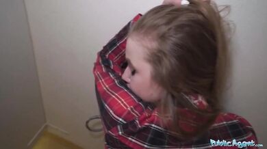 Nervózne vyzerajúca žena fajčí a je ošukaná cez gloryhole