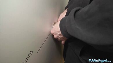 Nervózne vyzerajúca žena fajčí a je ošukaná cez gloryhole