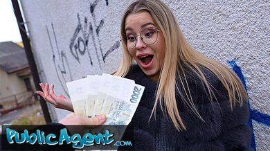 Sexi MILF v okuliaroch má perfektné telo na tvrdé a rýchle šukanie z POV