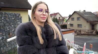 Sexi MILF v okuliaroch má perfektné telo na tvrdé a rýchle šukanie z POV