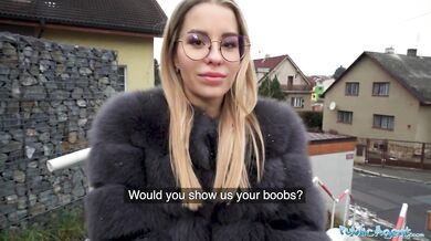 Sexi MILF v okuliaroch má perfektné telo na tvrdé a rýchle šukanie z POV
