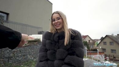 Sexi MILF v okuliaroch má perfektné telo na tvrdé a rýchle šukanie z POV