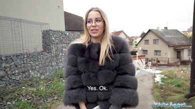 Public Agent Lucky Bee je odvedená späť do štúdia na tvrdý sexuálny styk
