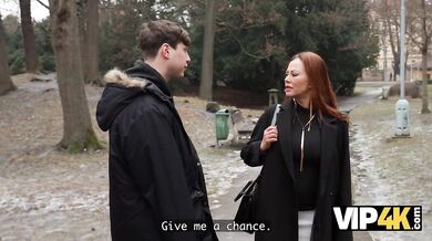 Prosím, pomôžte mi, moja kundička uviazla!