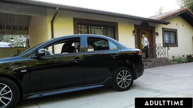 Taxikárka s prirodzenými prsiami Amilia Onyx vytiahne prsia a vycucá veľký vták pasažiera