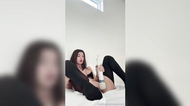 Paige Insco si drží kundičku v sexy oblečení
