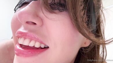 Nadržaná Eden Ivy si naťahuje zadok veľkým čiernym vtákom
