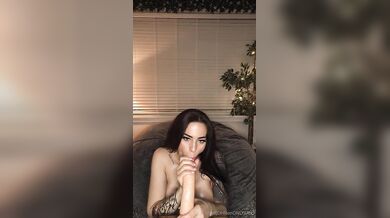Veronika Vengeance si hrá so svojím dildom