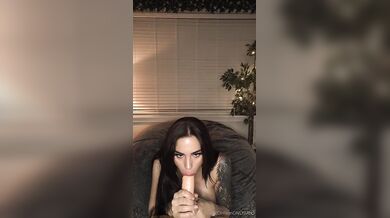 Veronika Vengeance si hrá so svojím dildom