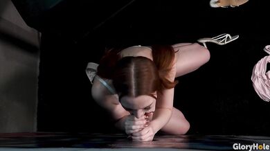 HarlleyLovee si užíva veľký čierny vták v gloryhole