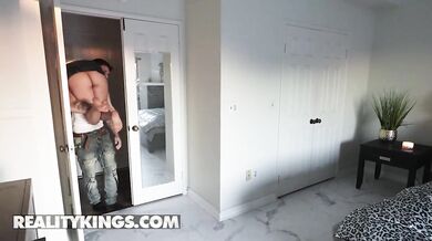 REALITY KINGS – Nádherná Ophelia Purr si nechá namaľovať bradavky a Victor Ray jej poriadne pretiahne kundičku