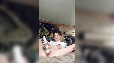 Shrooms Q vapuje, než si navlhčí kundičku