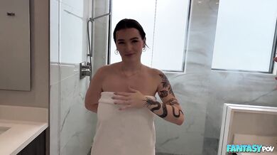 Jade Hutchison dostane creampie v kúpeľni