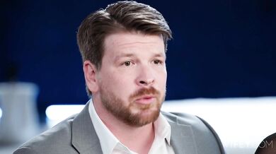 Prémiová dievčina z juhu si splní svoju fantáziu o gangbangu so zaviazanými očami