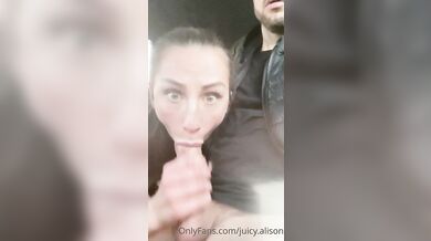 Juicy. Alison fajčí penis svojho priateľa v aute