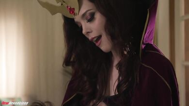 New Sensations – Kráľovná cosplayu so šťavnatým zadkom tvrdo šuká (Nicole Vaunt)