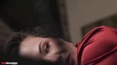 Sekretárka MILF Alison Rey je tvrdo ošukaná na stole