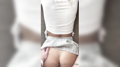 Sexi blondínka Madiiitay si užíva rýchly sex na gauči