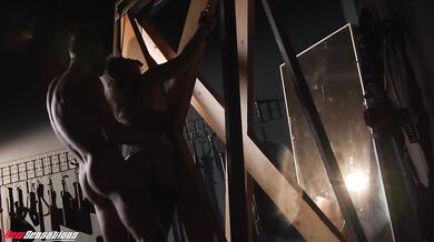 Šťavnatá kočka s veľkým zadkom Aria Banks to roztočí v drsnom BDSM šukaní