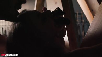 Šťavnatá kočka s veľkým zadkom Aria Banks to roztočí v drsnom BDSM šukaní