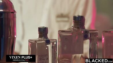 BLACKED – Prírodná kráska Britney Dutch si na dovolenke požičia tajného milenca svojej najlepšej kamošky