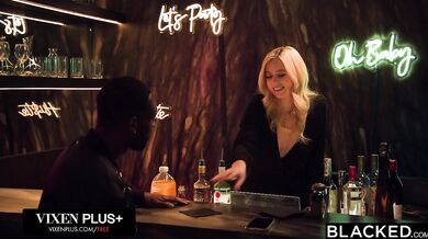 BLACKED Nádherná blondínka, barmanka River Lynn, si splní svoje sny o veľkom čiernom vtáku