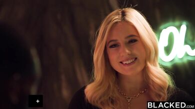 BLACKED Nádherná blondínka, barmanka River Lynn, si splní svoje sny o veľkom čiernom vtáku